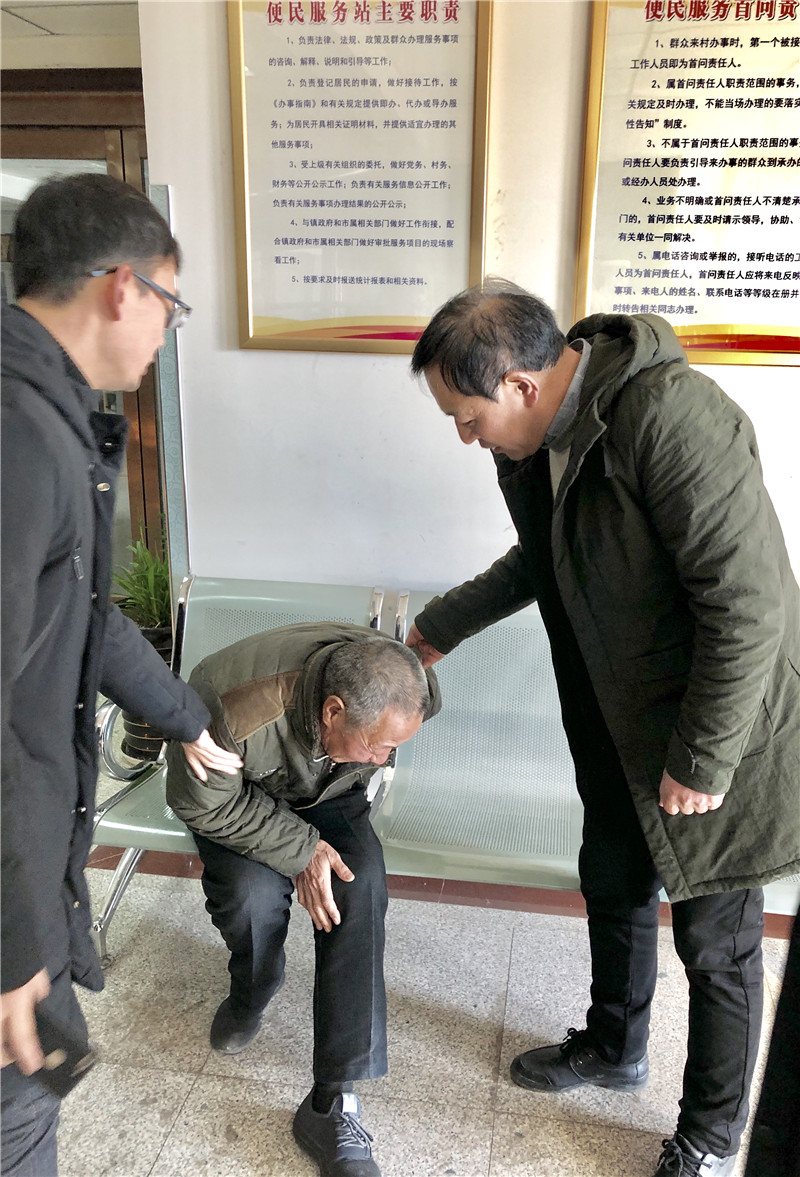 鄭州科威耐材春節(jié)前慰問困難群眾(不顧雙腿疼痛,起身表示感謝)